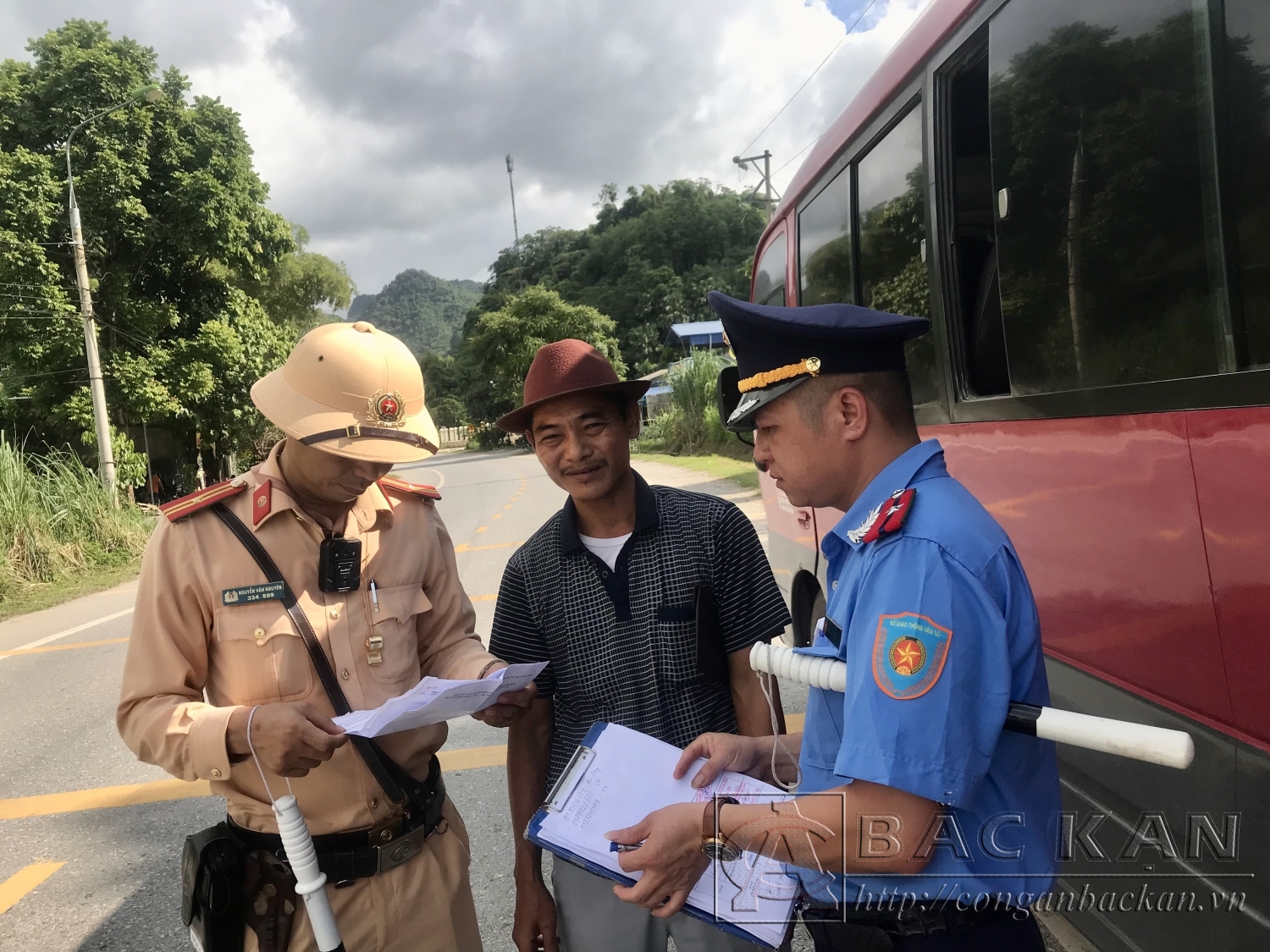Lực lượng chức năng kiểm tra xe khách qua địa bàn