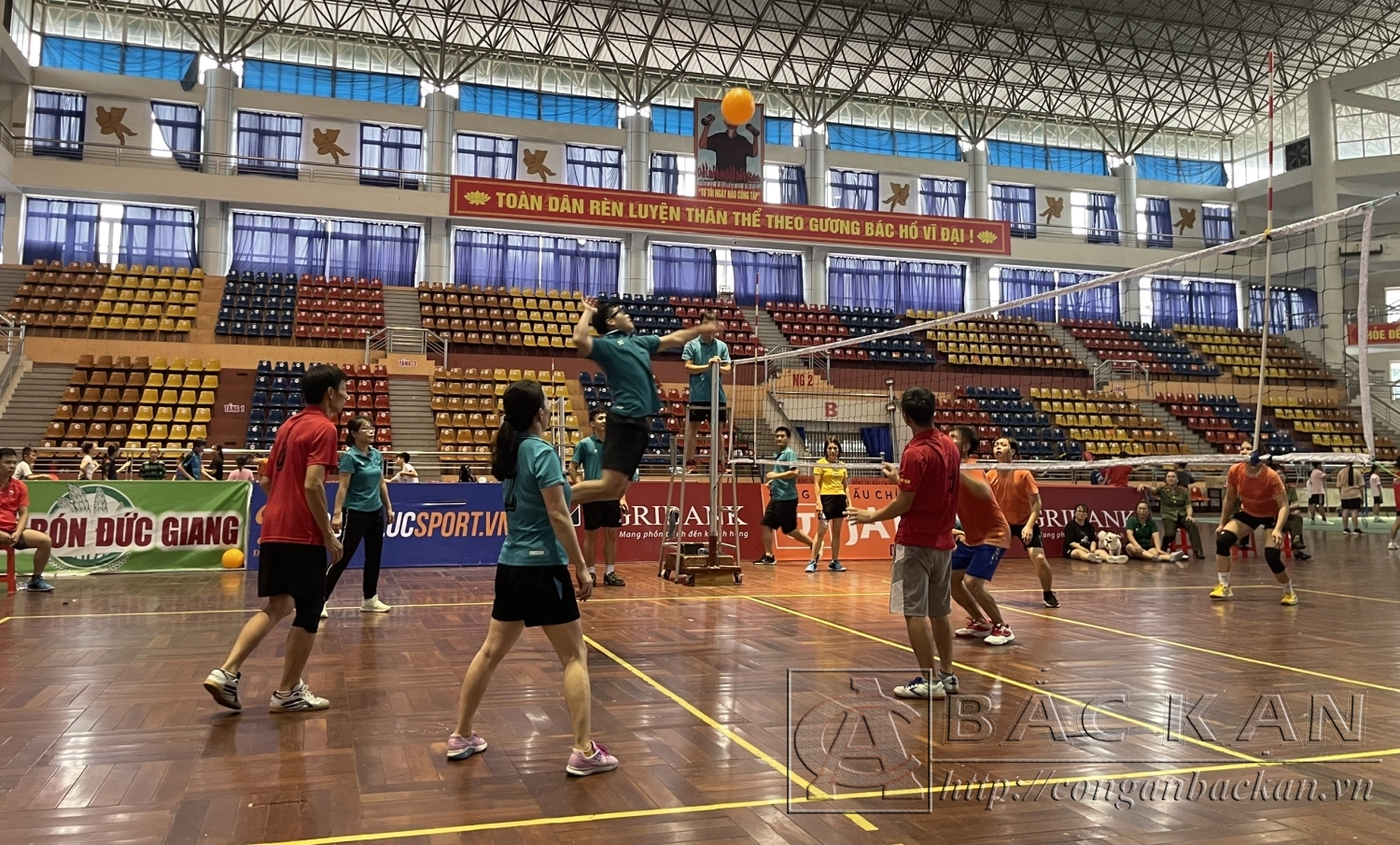 Giải bóng chuyền hơi chào mừng 78 năm Ngày truyền thống lực lượng Công an nhân dân