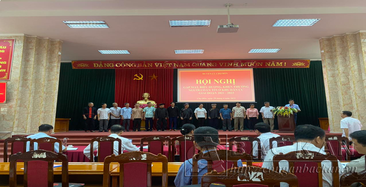 Ông Ma Trung Diện (thứ 2 từ trái sang phải) nhận giấy khen người uy tín tiêu biểu trong Hội nghị gặp mặt biểu dương khen thưởng người có uy tín ở khu dân cư giai đoạn 2021-2023