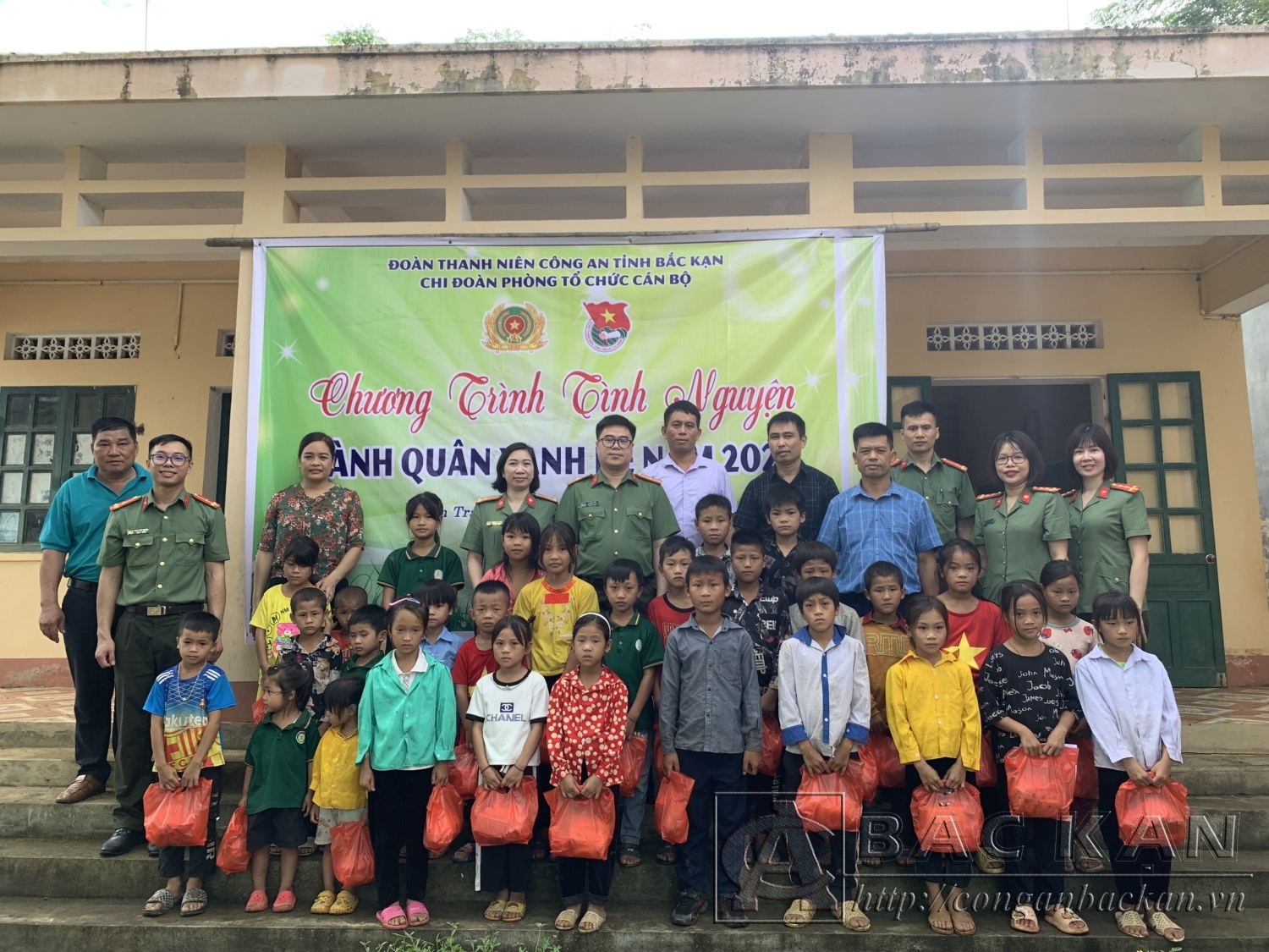 Đoàn tặng quà cho các em nhỏ