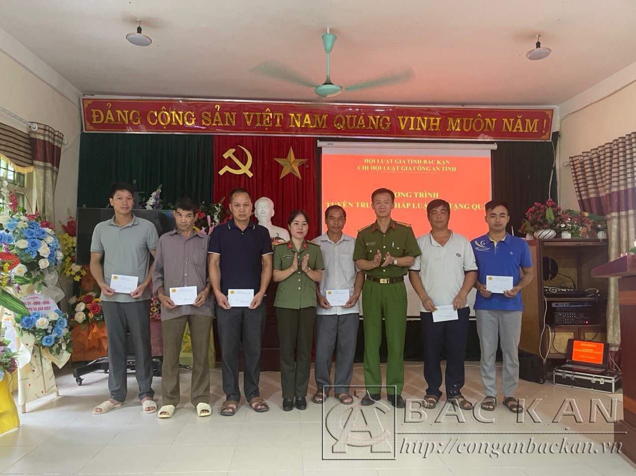 Tặng quà tại Giáo Hiệu, 17 8