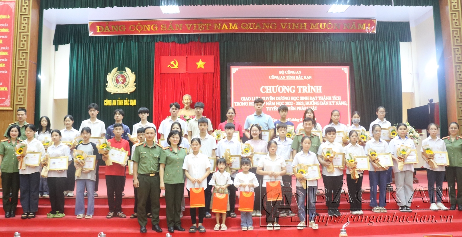 Tập thể đại biểu chụp ảnh cùng các em có thành tích cao trong học tập