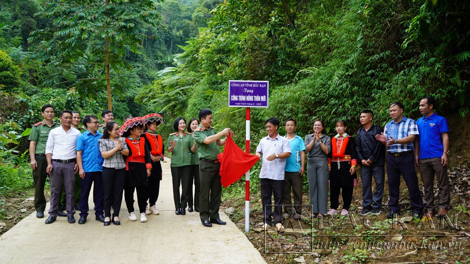 Đại tá Thăng Quang Huy và chính quyền địa phương thực hiện nghi thức khánh thành công trình đường giao thông liên thôn