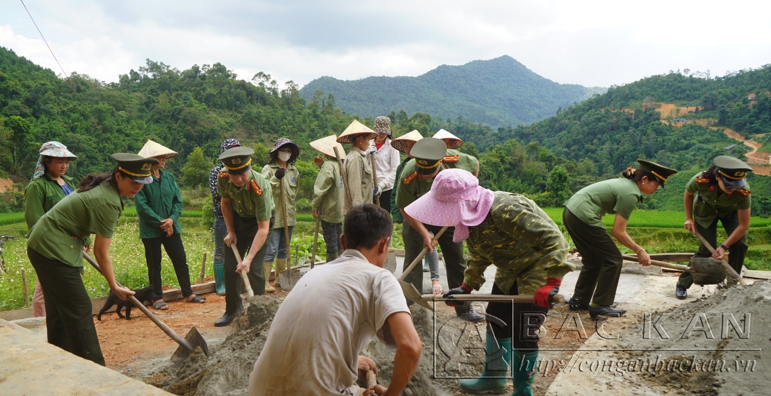 Hỗ trợ nhân dân thôn Pác Đa đổ sân bê tông tại điểm trường