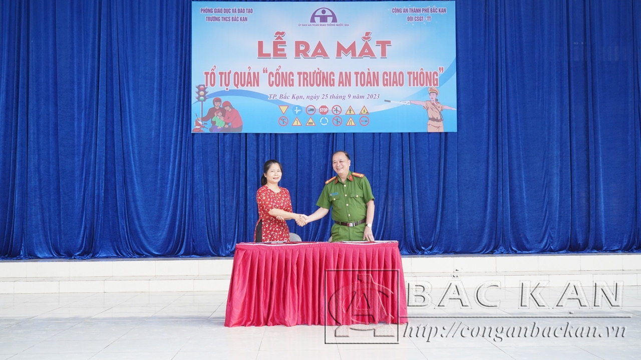 Đại diện nhà trường và Công an thành phố ký quy chế phối hợp