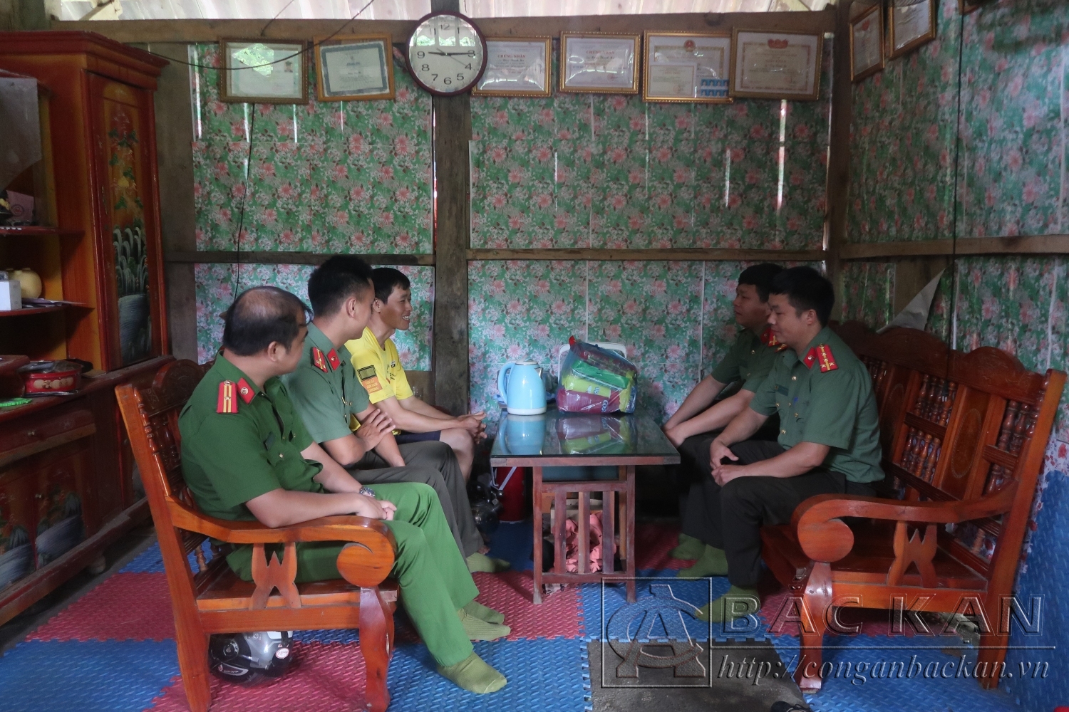 Lực lượng Công an các cấp đẩy mạnh tuyên truyền phổ biến pháp luật đến người dân.