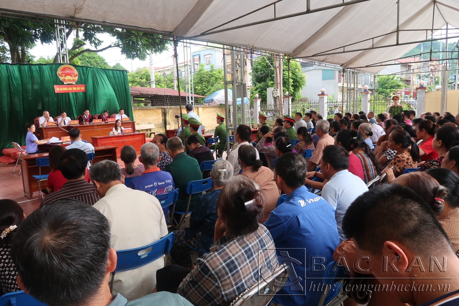 Quang cảnh phiên tòa