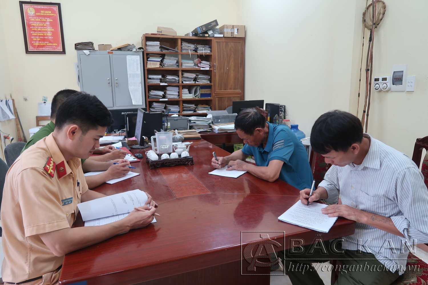 Đội CSGT-TT Công an huyện và Công an xã Bình Trung, huyện Chợ Đồn tổ chức ký cam kết đối với chủ phương tiện giao thông cơ giới đường bộ