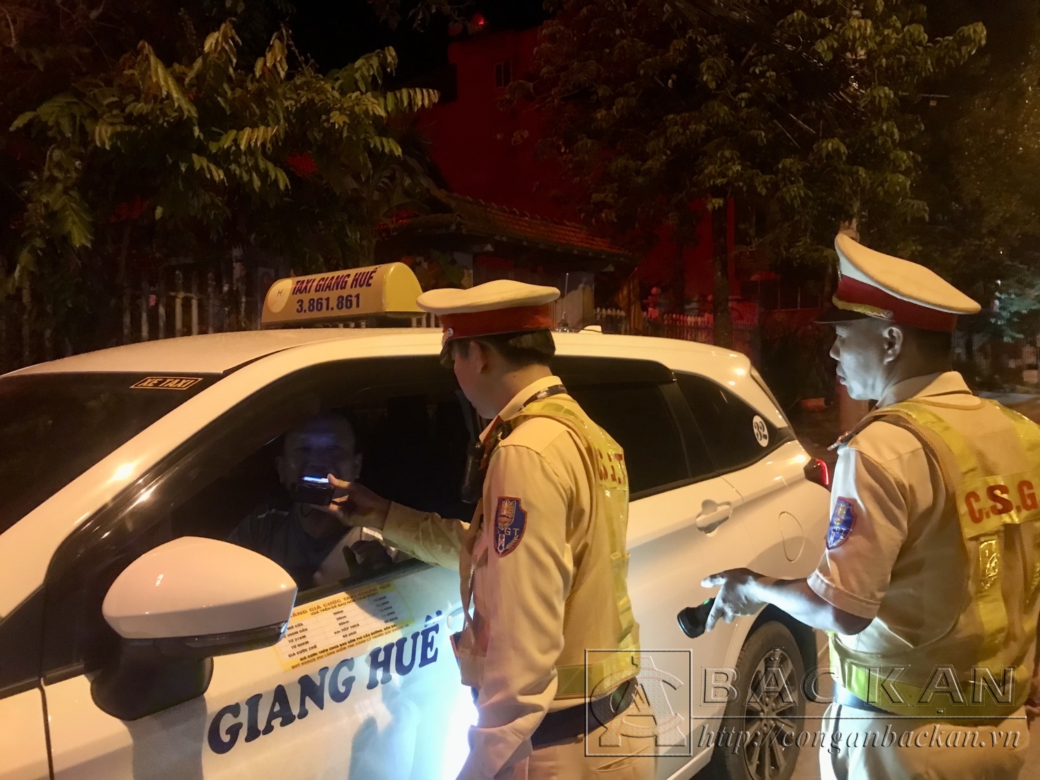 Phòng CSGT Công an tỉnh Bắc Kạn kiểm tra nồng độ cồn đối với lái xe ô tô vận tải hành khách