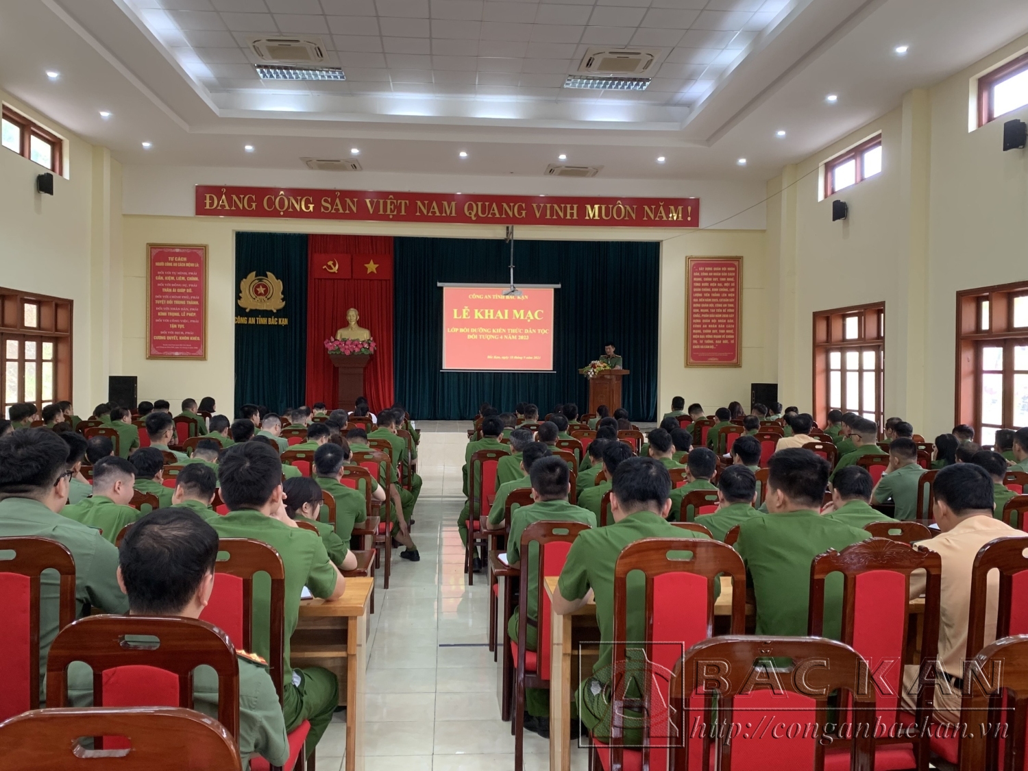 Khai mạc lớp Bồi dưỡng kiến thức dân tộc