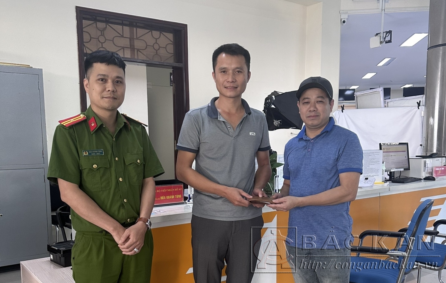 Tổ chức bàn giao cho người được chủ sở hữu uỷ quyền