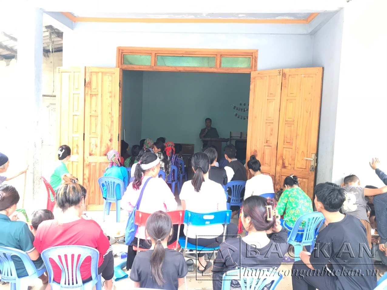 Đông đảo bà con tham dự buổi tuyên truyền
