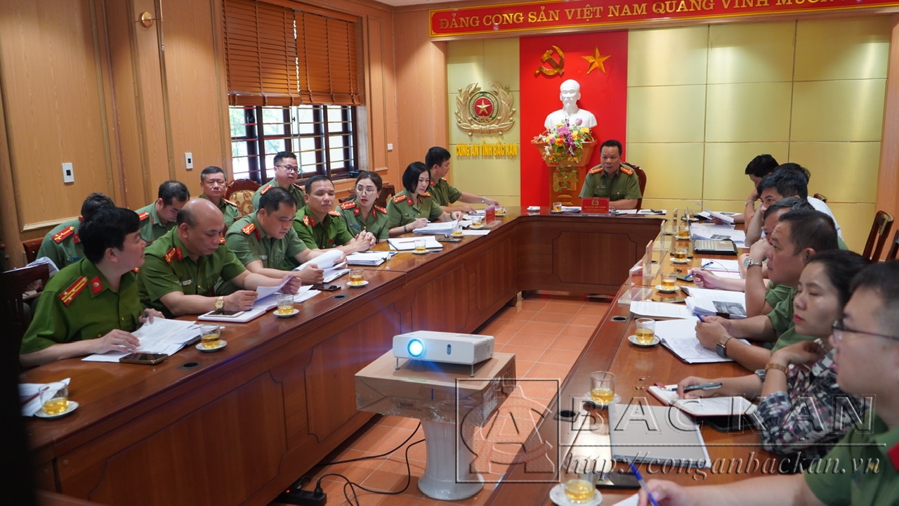 Các đại biểu nghe báo cáo và đánh giá thẩm định