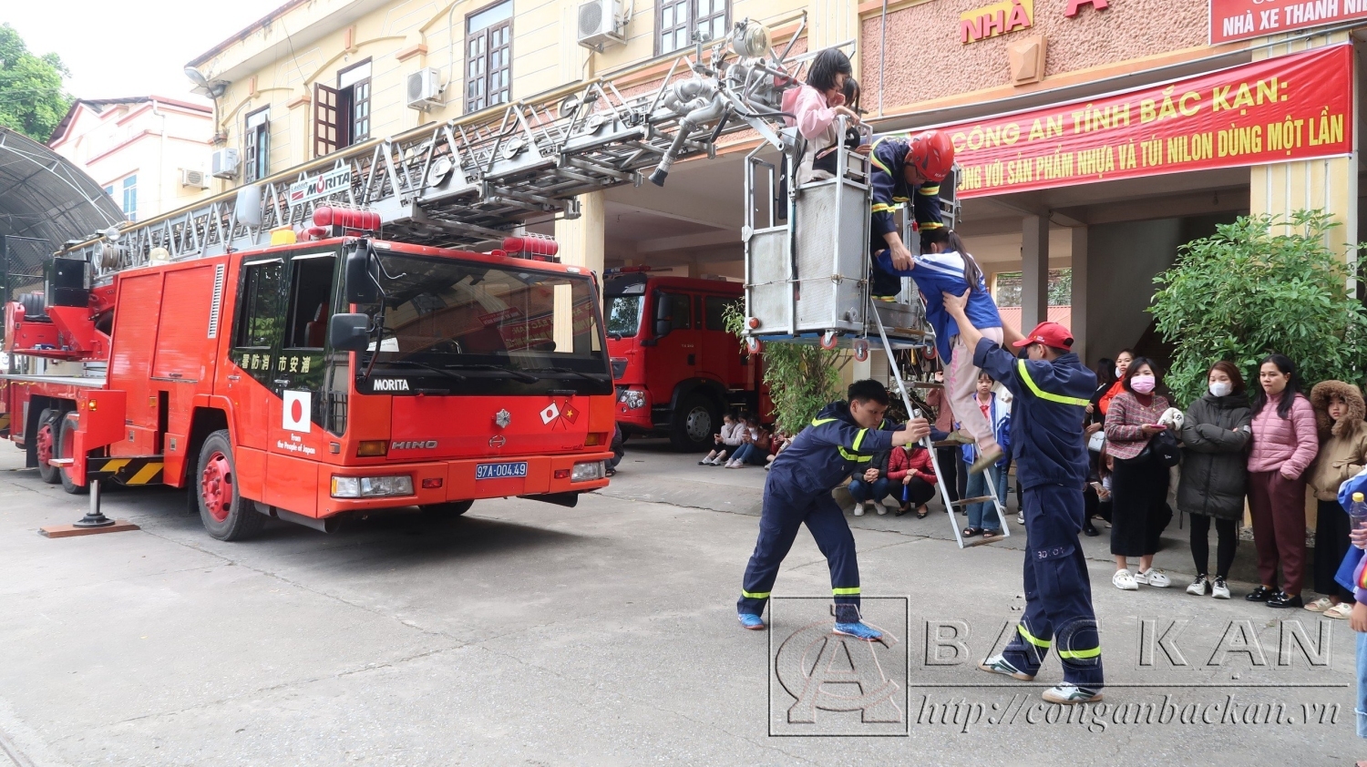 Các em học sinh hào hứng với trải nghiệm thoát nạn bằng xe thang.