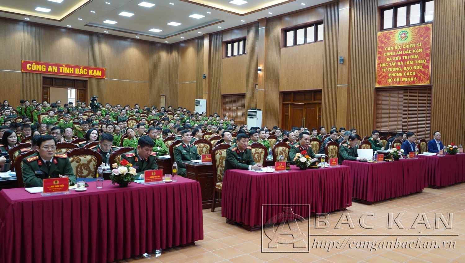 5 Ảnh người nghe… không chú thích