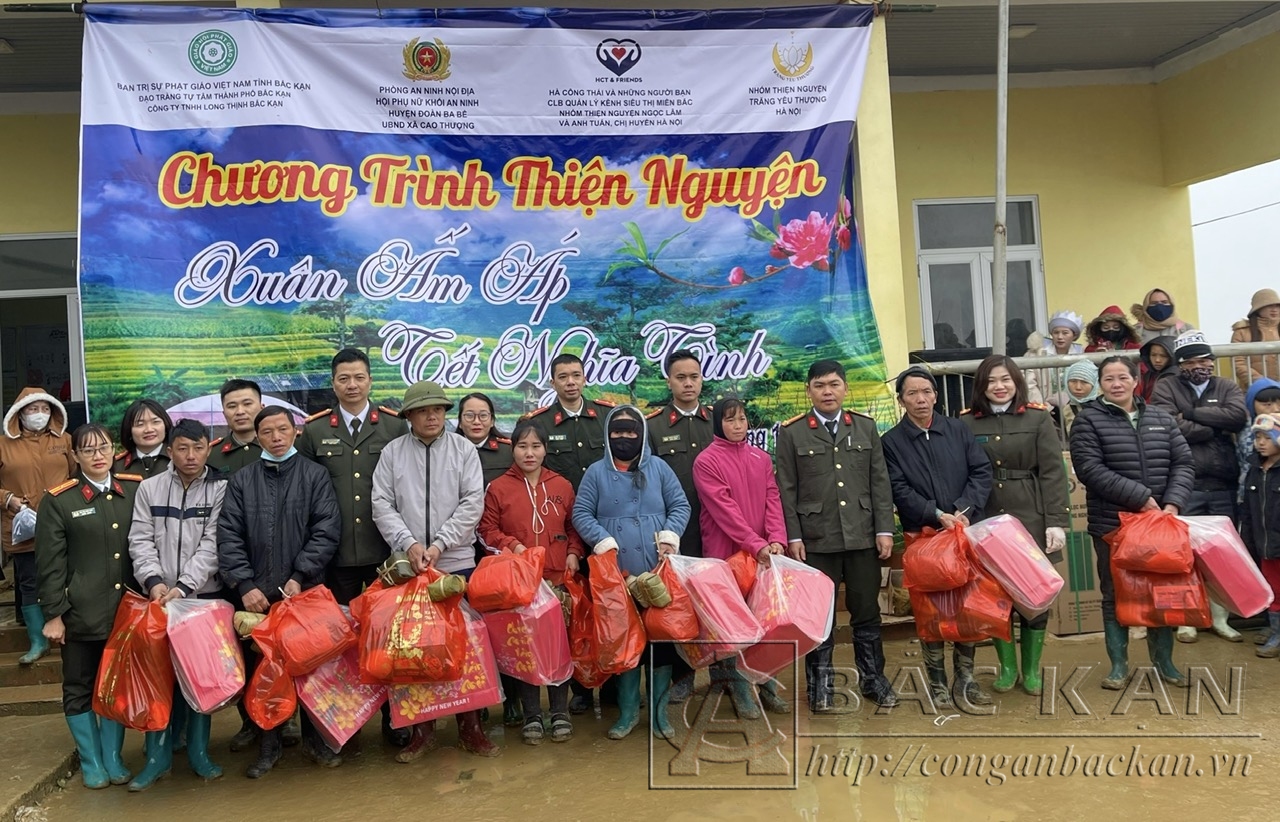 Lãnh đạo, cán bộ chiến sĩ phòng An ninh nội địa và Hội phụ nữ Khối An ninh tặng quà cho các hộ gia đình