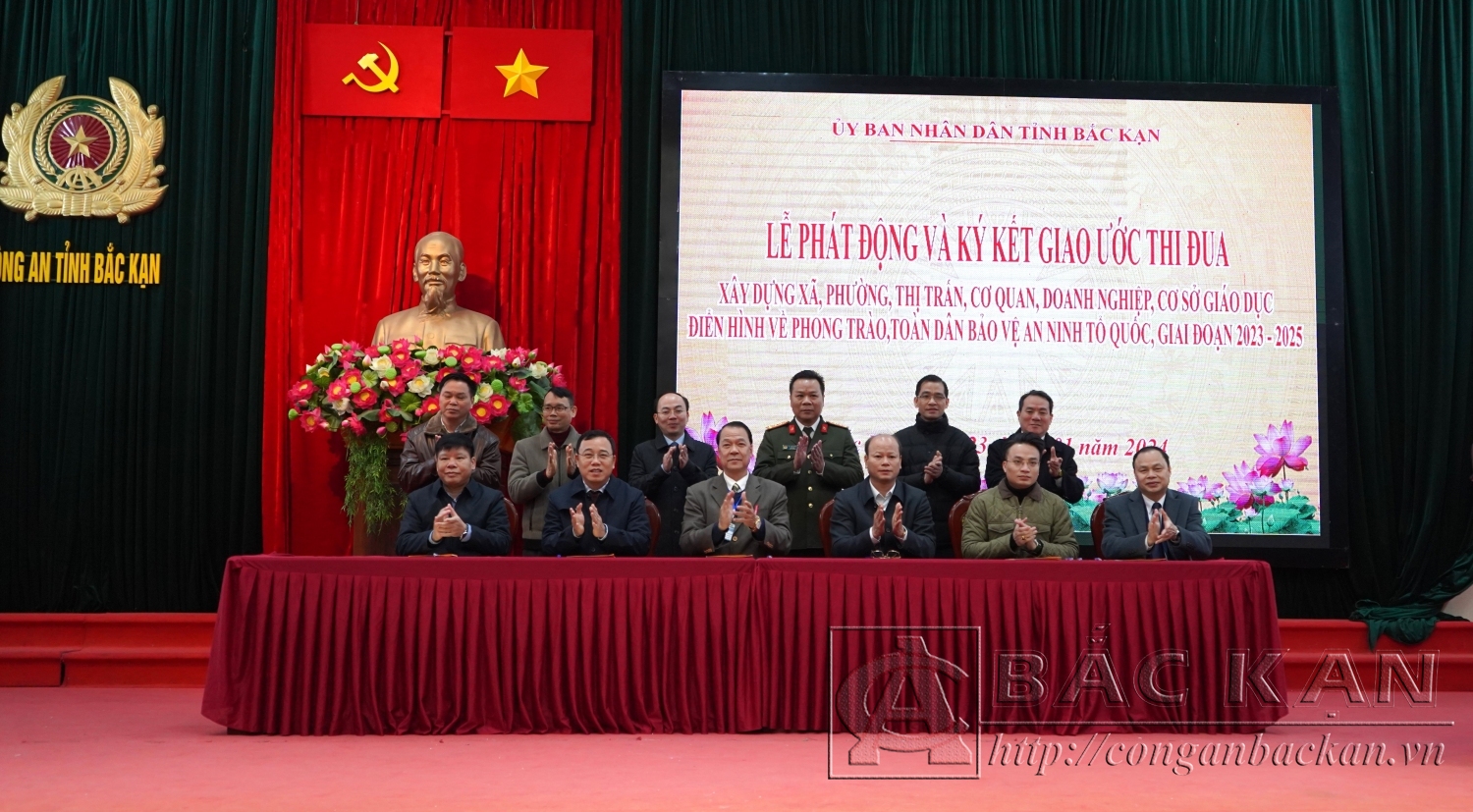 Đại diện lãnh đạo các cơ quan, doanh nghiệp, cơ sở giáo dục ký kết giao ước thi đua