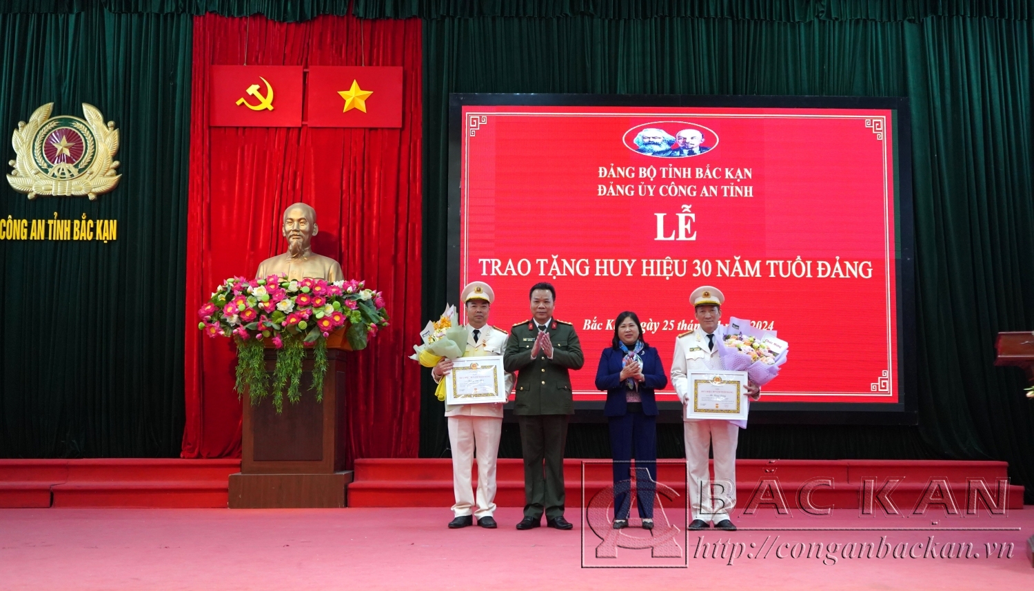 Đại tá Hà Trọng Trung Phó Bí thư Đảng ủy, Phó Giám đốc Công an tỉnh và Thượng tá Hoàng Văn Thái – Đảng viên, Phó Trưởng phòng An ninh kinh tế vinh dự nhận Huy hiệu 30 năm tuổi Đảng