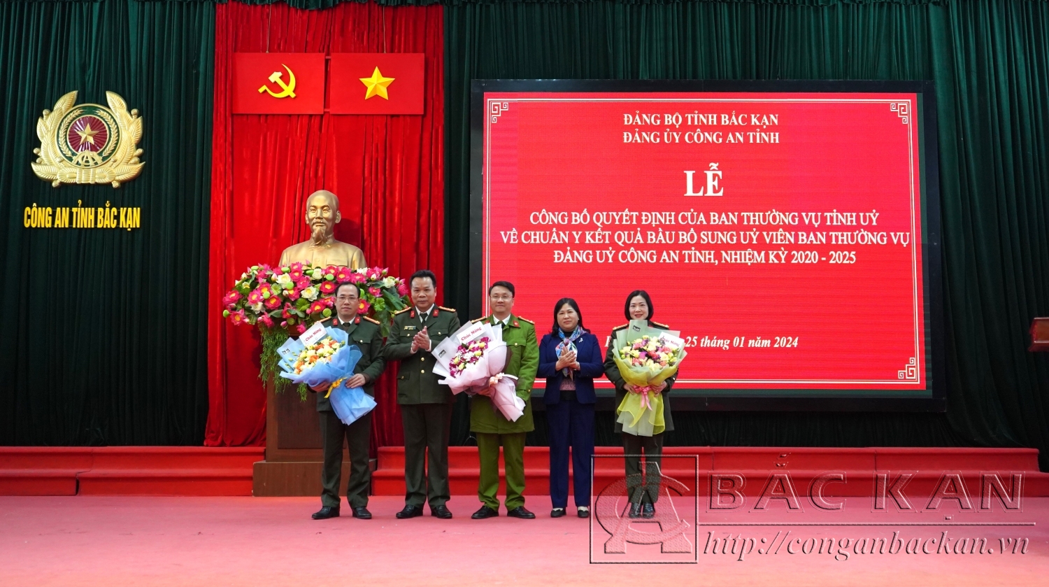 Đồng chí Phương Thị Thanh Phó Bí thư Thường trực Tỉnh ủy, Chủ tịch Hội đồng nhân dân tỉnh và Đại tá Hà Văn Tuyên Ủy viên Ban Thường vụ Tỉnh ủy, Bí thư Đảng ủy, Giám đốc Công an tỉnh tặng hoa chúc mừng các đồng c