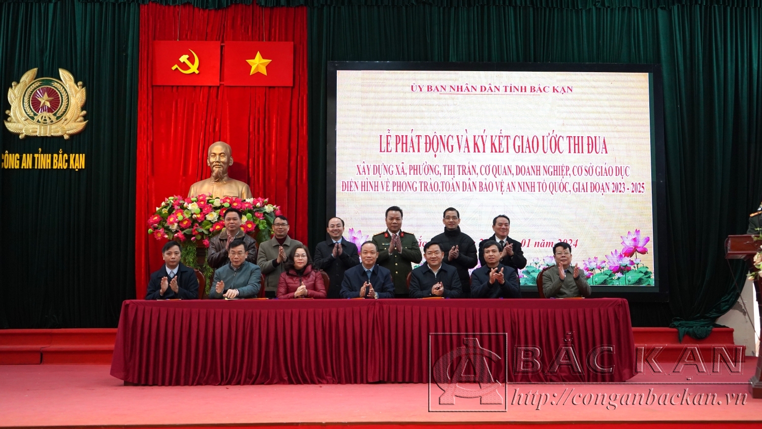 Lãnh đạo UBND các huyện thành phố ký kết giao ước thi đua