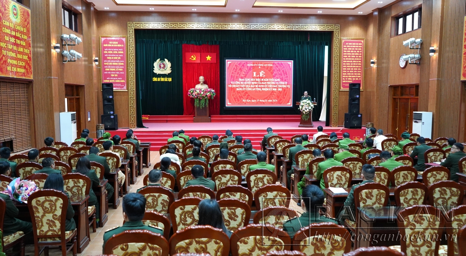 Lễ trao tặng Huy hiệu 30 năm tuổi Đảng, công bố Quyết định của Ban Thường vụ Tỉnh ủy về công tác cán bộ