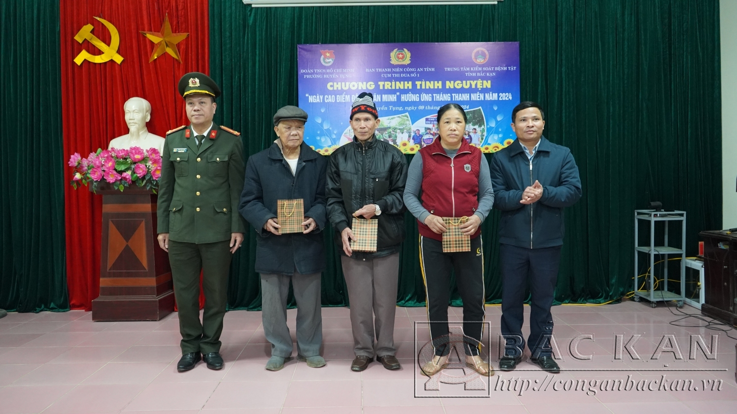 Đại diện cấp uỷ, lãnh đạo đơn vị Khối tặng quà cho các hộ nghèo