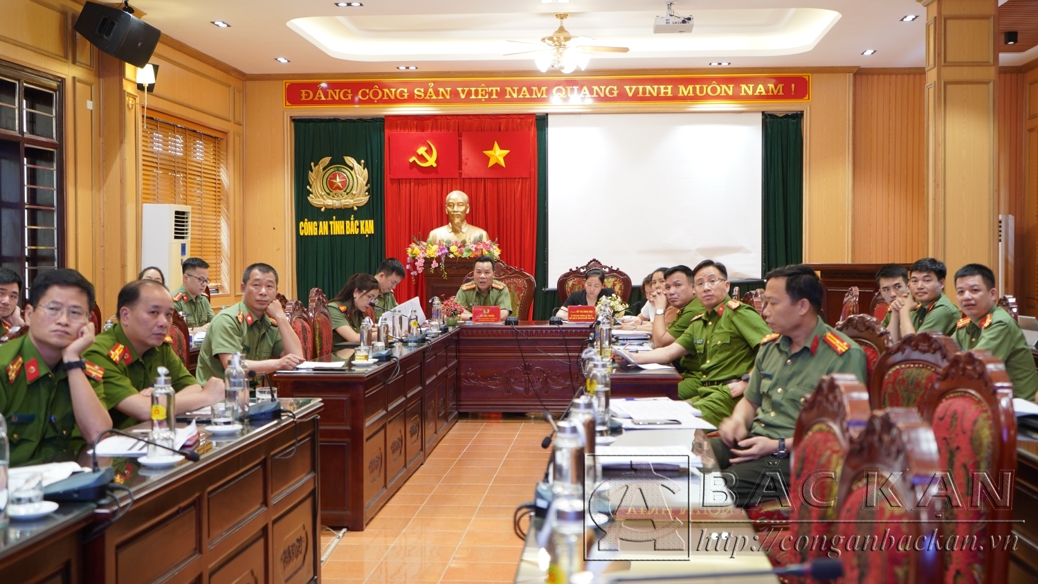 Đại tá Hà Văn Tuyên, Uỷ viên Ban thường vụ Tỉnh uỷ, Bí thư Đảng uỷ, Giám đốc Công an tỉnh; Bà Đỗ Thị Minh Hoa, Chủ tịch Uỷ ban MTTQ Việt Nam tỉnh Bắc Kạn đồng chủ trì hội nghị.