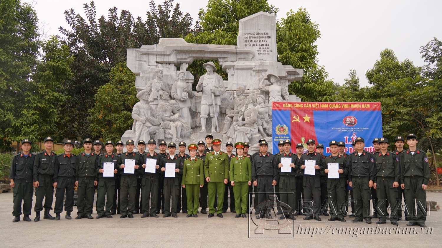 Các đại biểu chụp ảnh lưu niệm