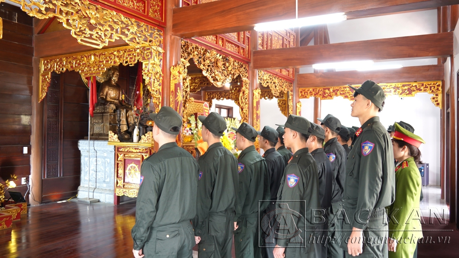 Các đại biểu đã dâng hương tưởng nhớ Chủ tịch Hồ Chí Minh tại Khu Di tích lịch sử Nà Tu