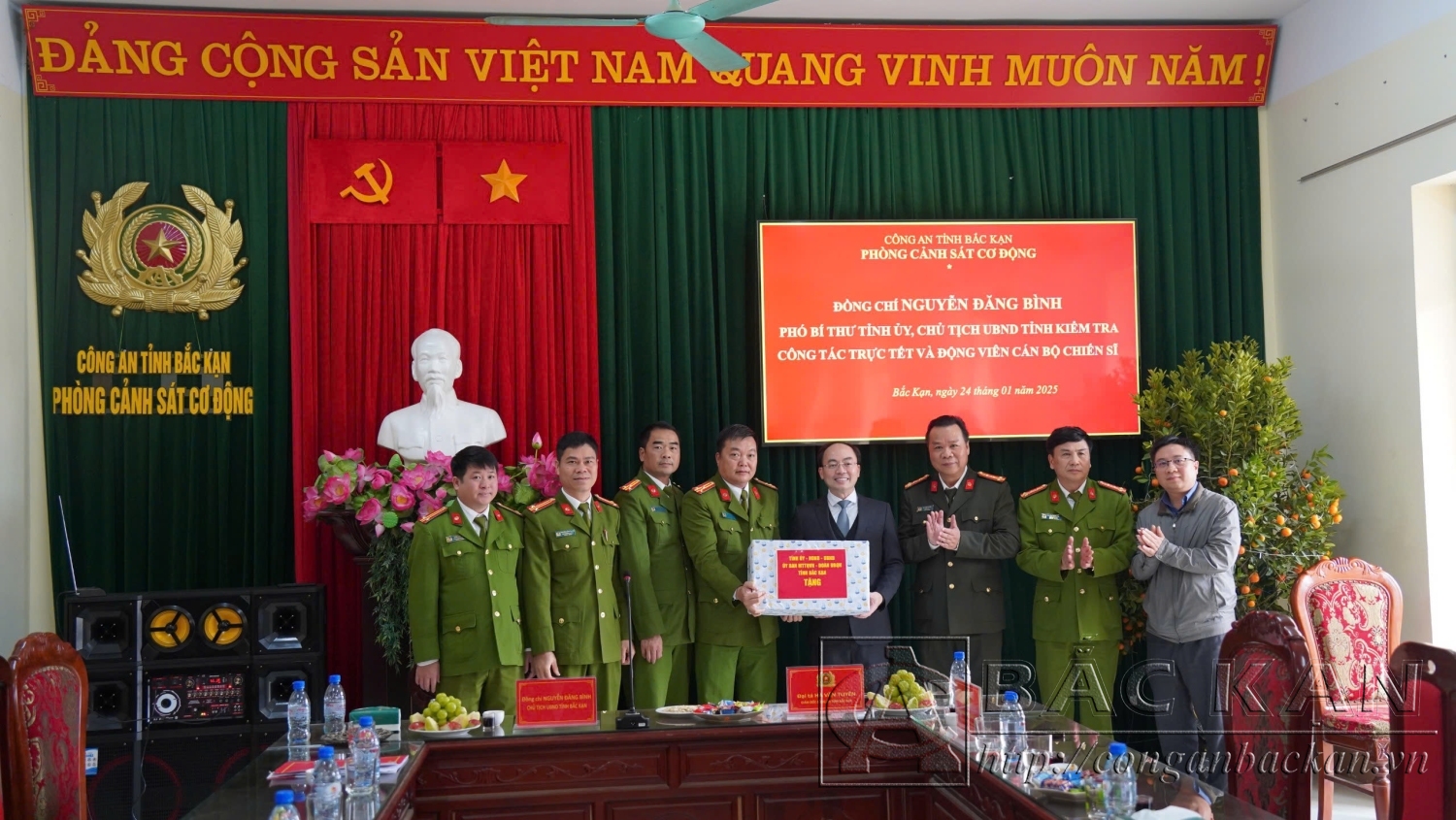 Chủ tịc tặng quà PK02