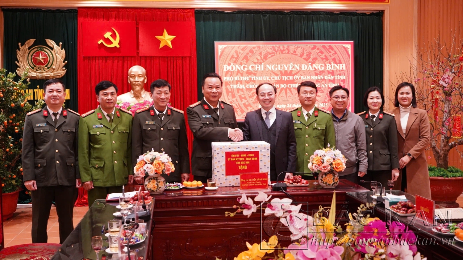 Chủ tịch UBND tỉnh Bắc Kạn Nguyễn Đăng Bình thăm, chúc Tết cán bộ chiến sĩ Công an tỉnh