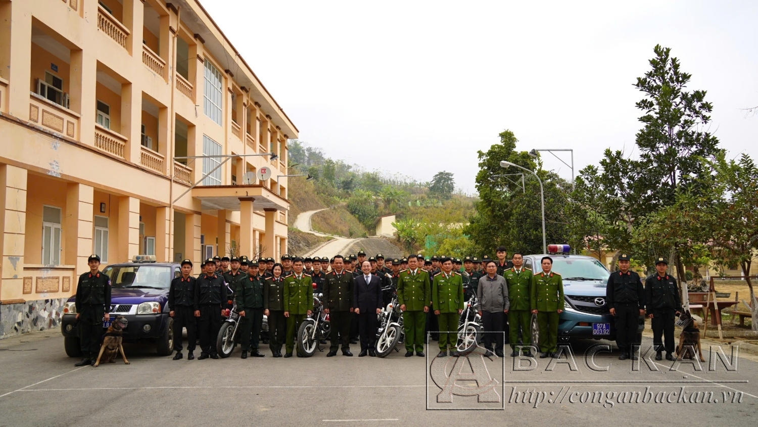Chủ tịch chụp ảnh vs PK02