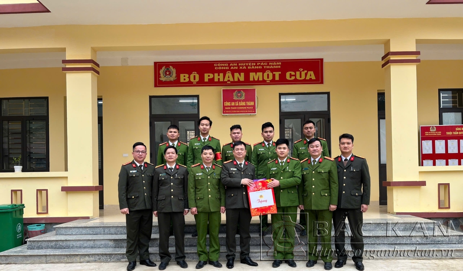Đại tá Thăng Quang Huy, Phó Giám đốc Công an tỉnh tặng quà Công an xã Bằng Thành, huyện Pác Nặm