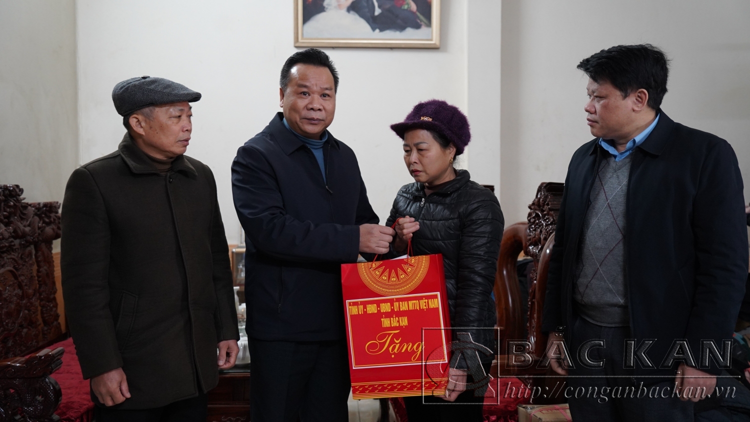  Đại tá Hà Văn Tuyên, Uỷ viên Ban thường vụ Tỉnh uỷ, Bí thư Đảng uỷ, Giám đốc Công an tỉnh và đoàn công tác thăm tặng quà gia đình  Ông Chu Đức Thàn người có công ở Tiểu khu 9, thị trấn Chợ Rã