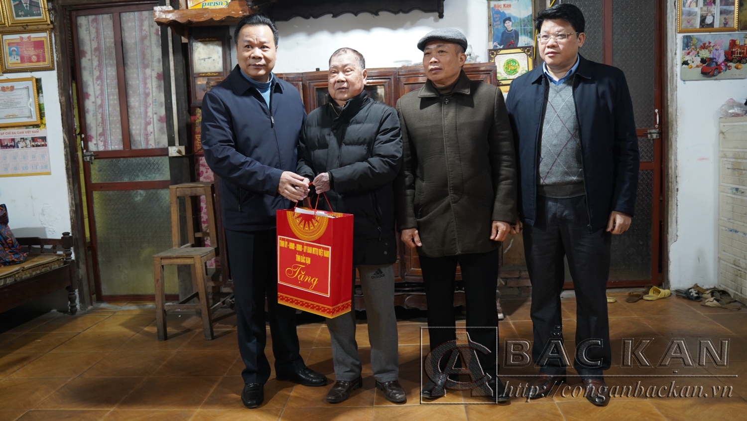 Đoàn thăm, tặng quà Ông Long Hữu Đại người có công thôn Dài Khao, xã Thượng Giáo, huyện Ba Bể
