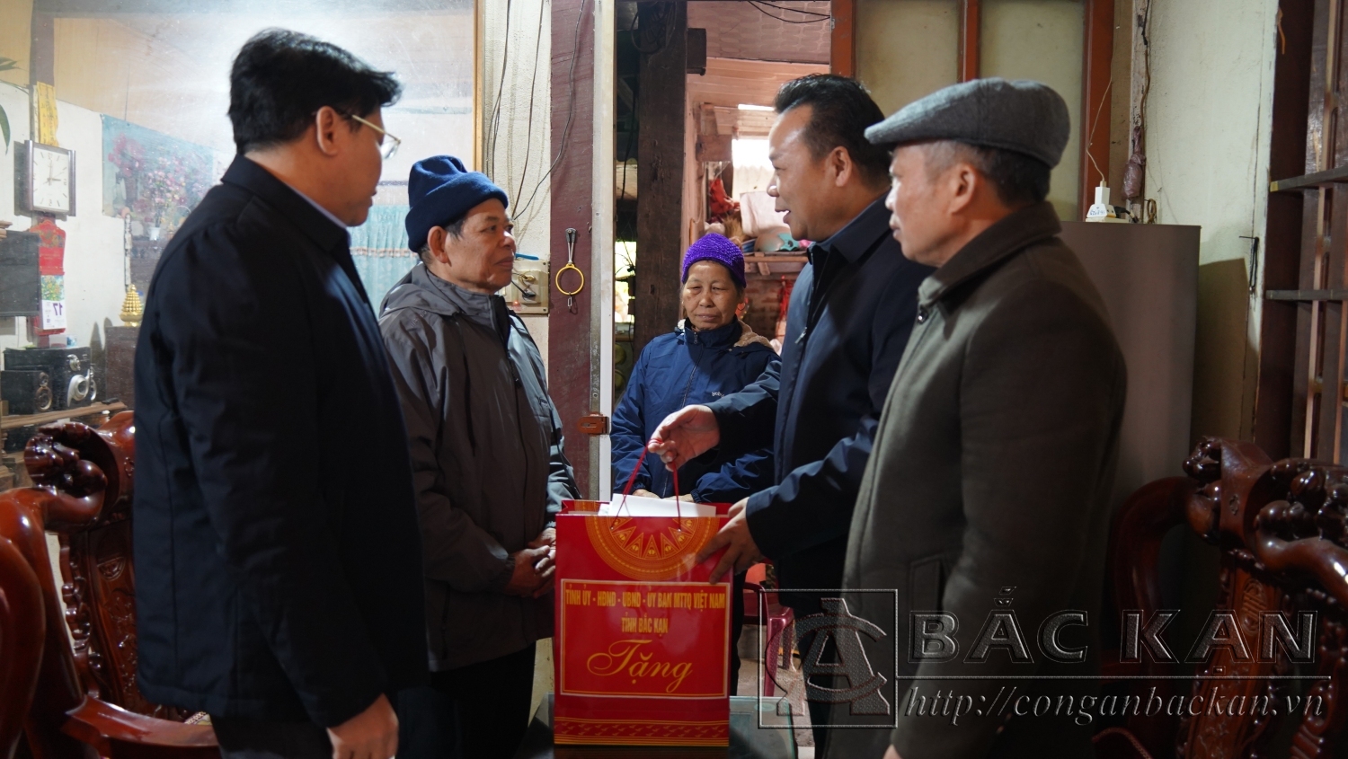 Đoàn thăm, tặng quà Ông Triệu Đức Hòa người có công thôn Dài Khao, xã Thượng Giáo, huyện Ba Bể