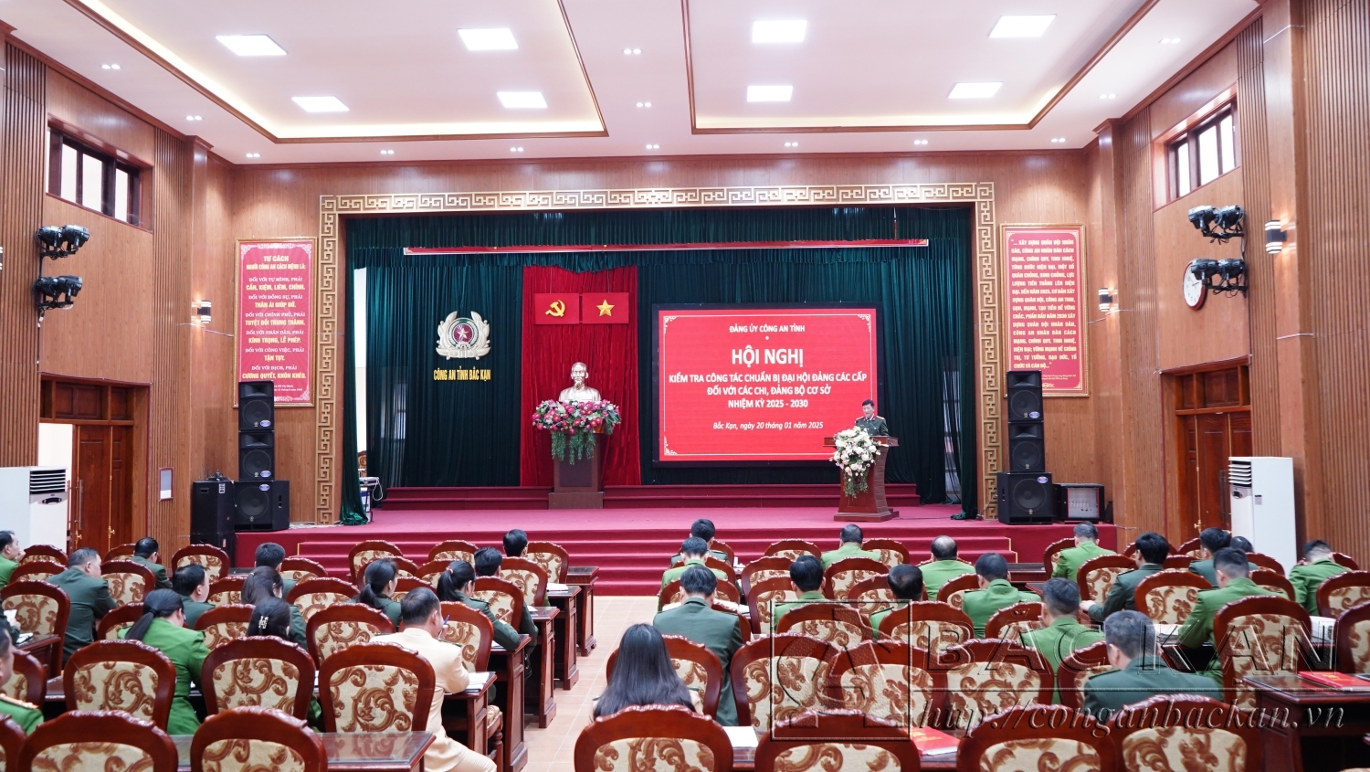 Đại tá Hà Trọng Trung, Phó Bí thư Đảng uỷ, Phó Giám đốc Công an tỉnh chủ trì hội nghị
