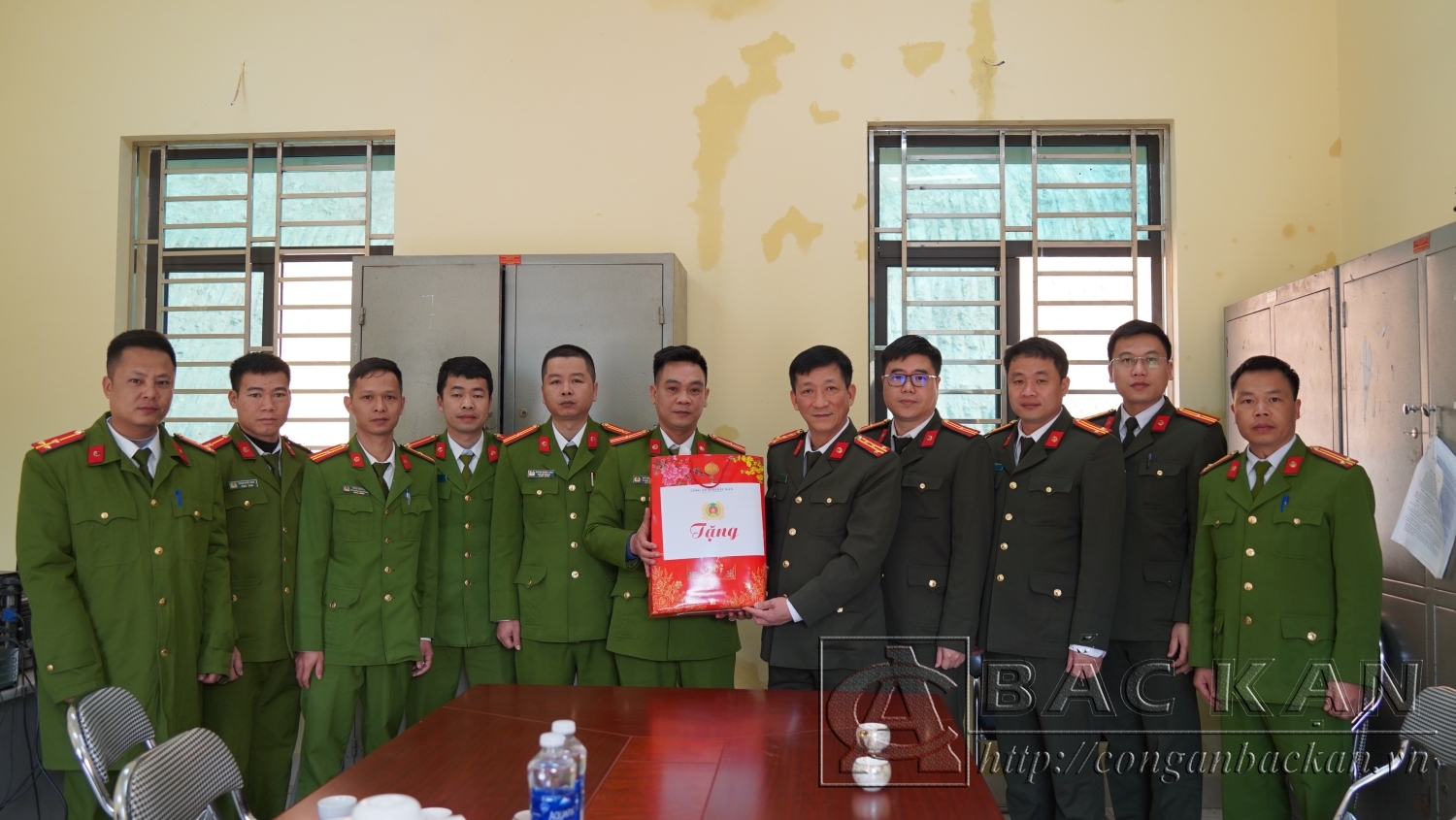 Đại tá Hà Trọng Trung, Phó Bí thư Đảng uỷ, Phó Giám đốc Công an tỉnh tặng quà Công an xã Quang Phong, huyện Na Rì