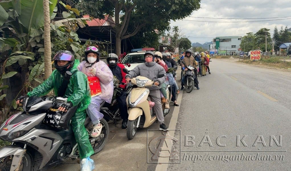 Hỗ trợ người dân về nước uống, áo mưa và đồ ăn