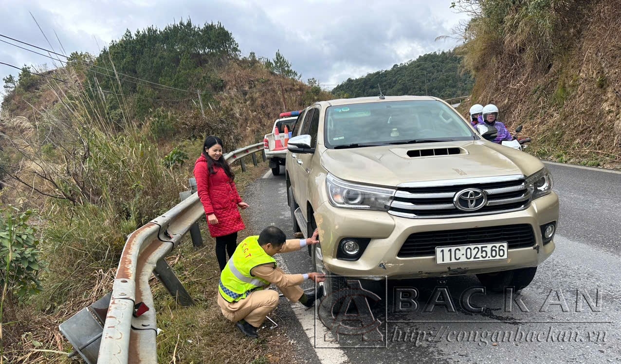 Lực lượng Cảnh sát giao thông hỗ trợ người dân khắc phục sự cố phương tiện tham gia giao thông