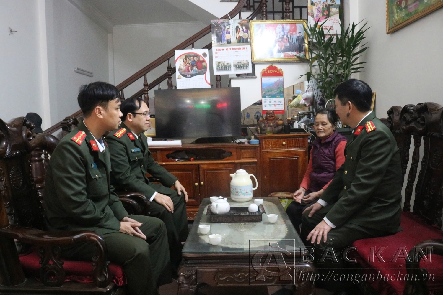 Đại tá Hà Trọng Trung thăm và chúc tết gia đình Mẹ Việt Nam anh hùng Nguyễn Thị Bé