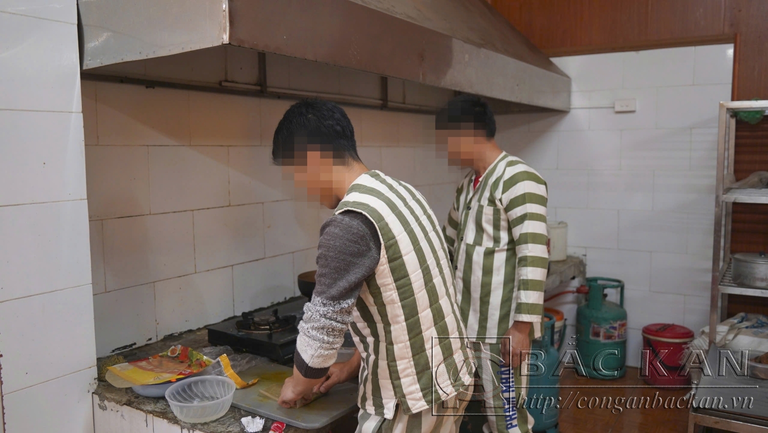 Các phạm nhân cùng nhau vào bếp chuẩn bị cho bữa cơm