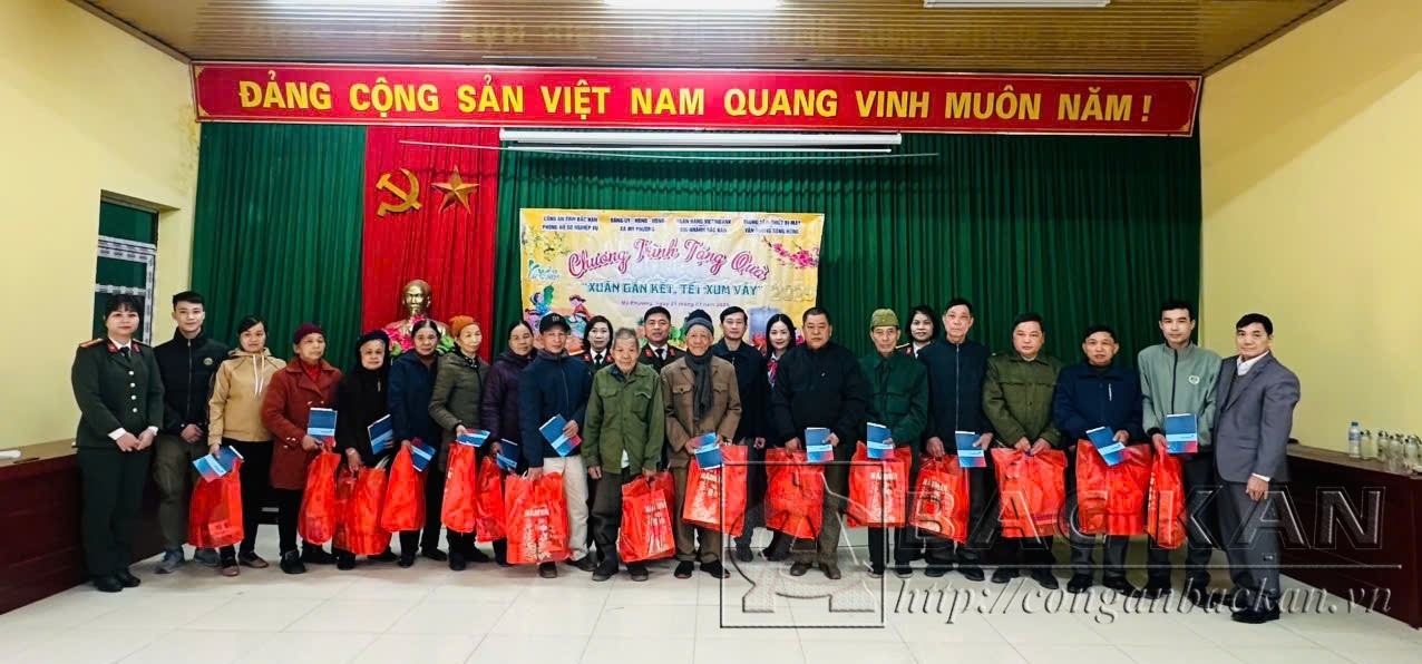 Phòng Hồ sơ nghiệp vụ và Ngân hàng Ngân hàng TMCP Công Thương Việt Nam Chi nhánh Bắc Kạn tặng quà tại xã Mỹ Phương