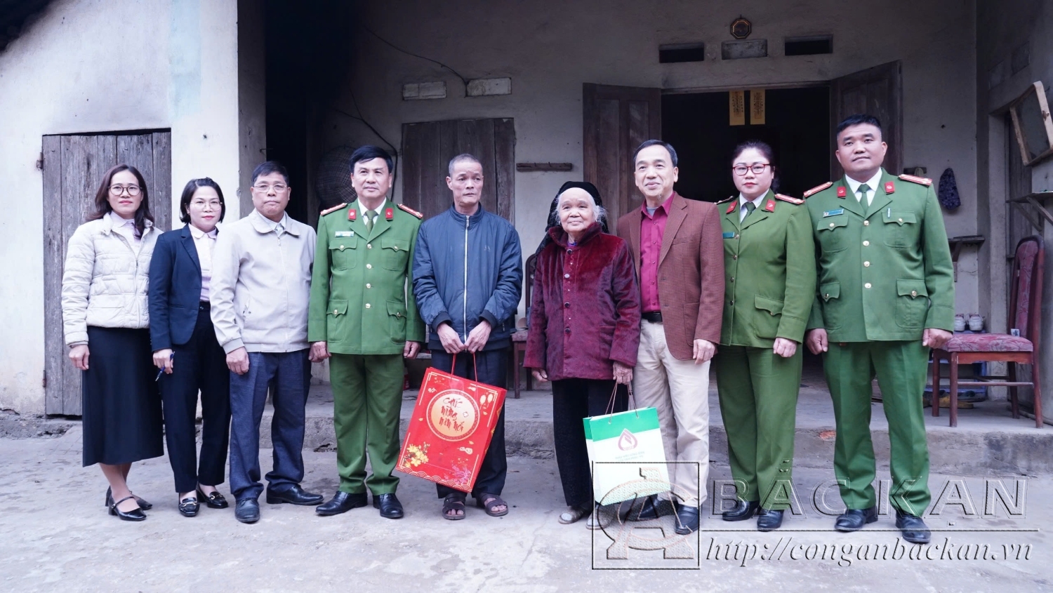 Lãnh đạo Công an tỉnh và Ngân hàng chính sách xã hội trao quà tặng gia đình được vay vốn theo Quyết định số 22 của Thủ tướng Chính phủ