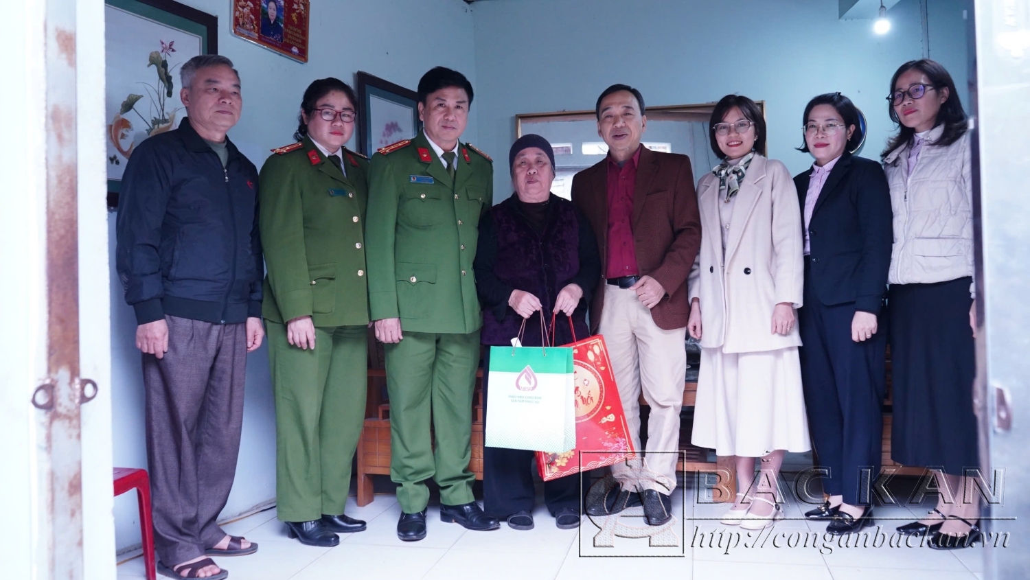 tặng quà ng thân tha tù