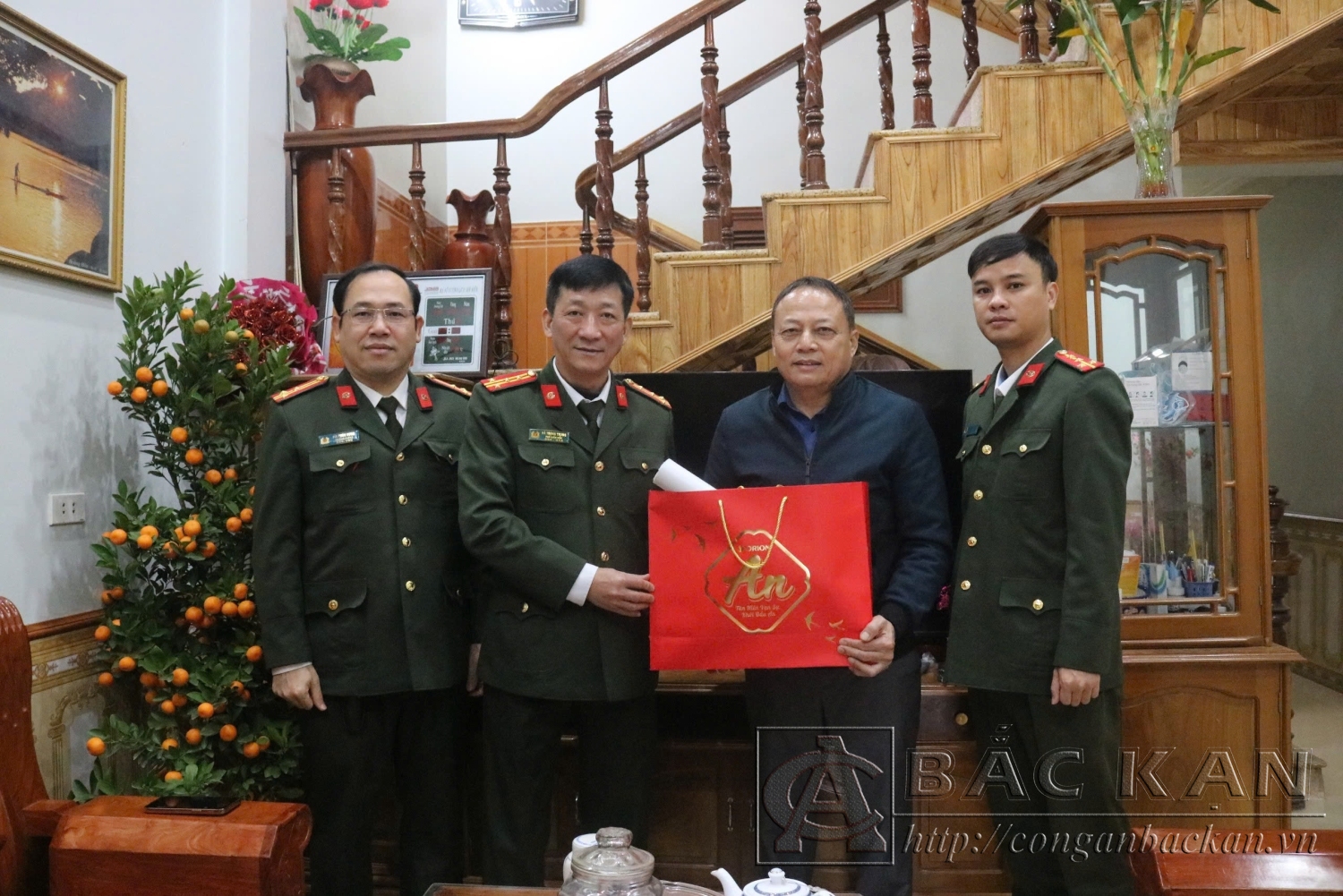 tặng tb Khánh