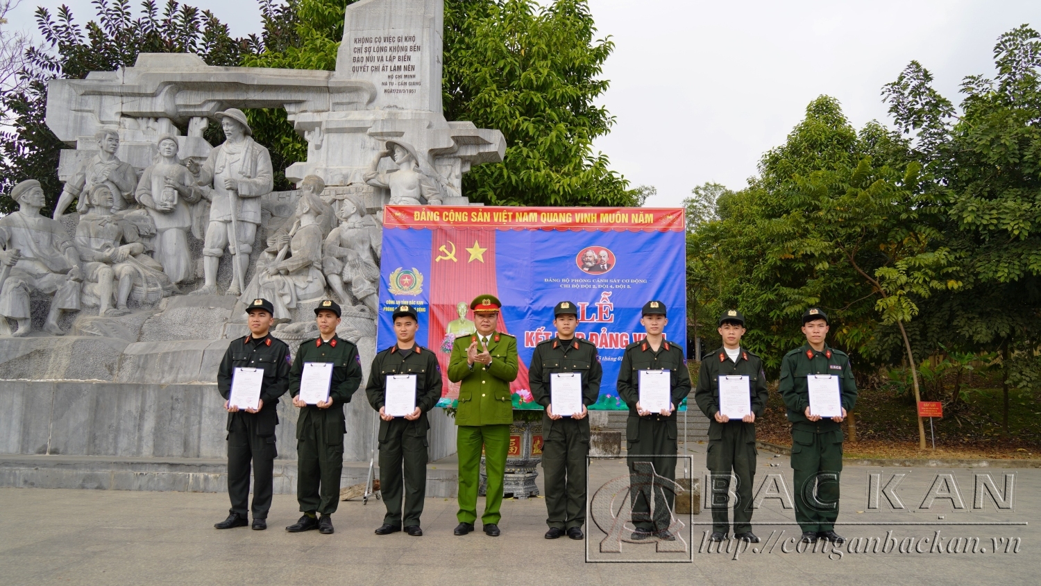 Thượng tá Ma Xuân Thịnh Bí thư Đảng ủy Phòng Cảnh sát cơ động trao quyết định cho 7 đảng viên mới kết nạp