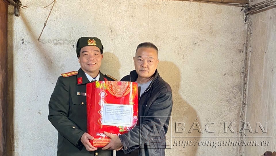 Thượng tá Mạc Anh Tuấn Phó Trưởng Phòng An ninh Chính trị nội bộ trao quà tặng gia đình ông Dương Văn Ngô Gia đình thờ cúng Liệt sĩ