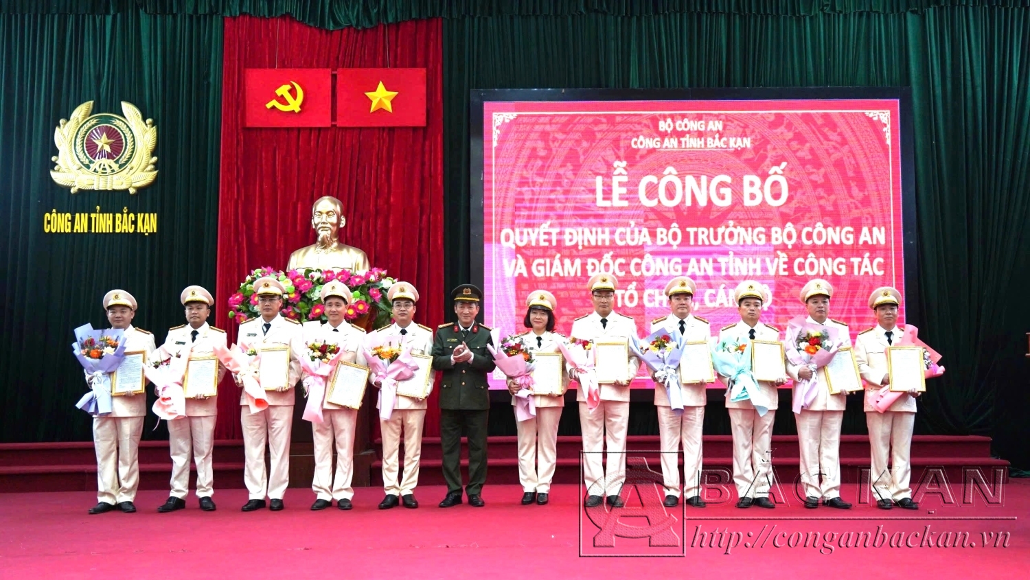 Đại tá Hà Trọng Trung, Phó Bí thư Đảng uỷ, Phó Giám đốc Công an tỉnh trao quyết định bố trí động đối với các đồng chí cấp phó