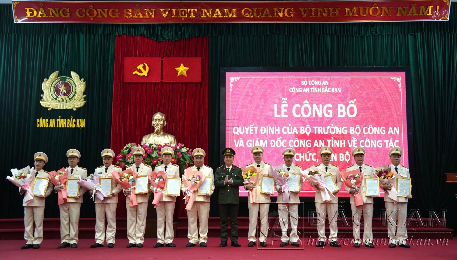 Đại tá. TS Nguyễn Thanh Tuân, Phó Giám đốc Công an tỉnh trao quyết định bố trí động đối với các đồng chí cấp phó